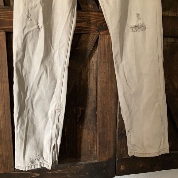 MNML light grey Tapered Jeans w/ some distress - Picture 4 of 10